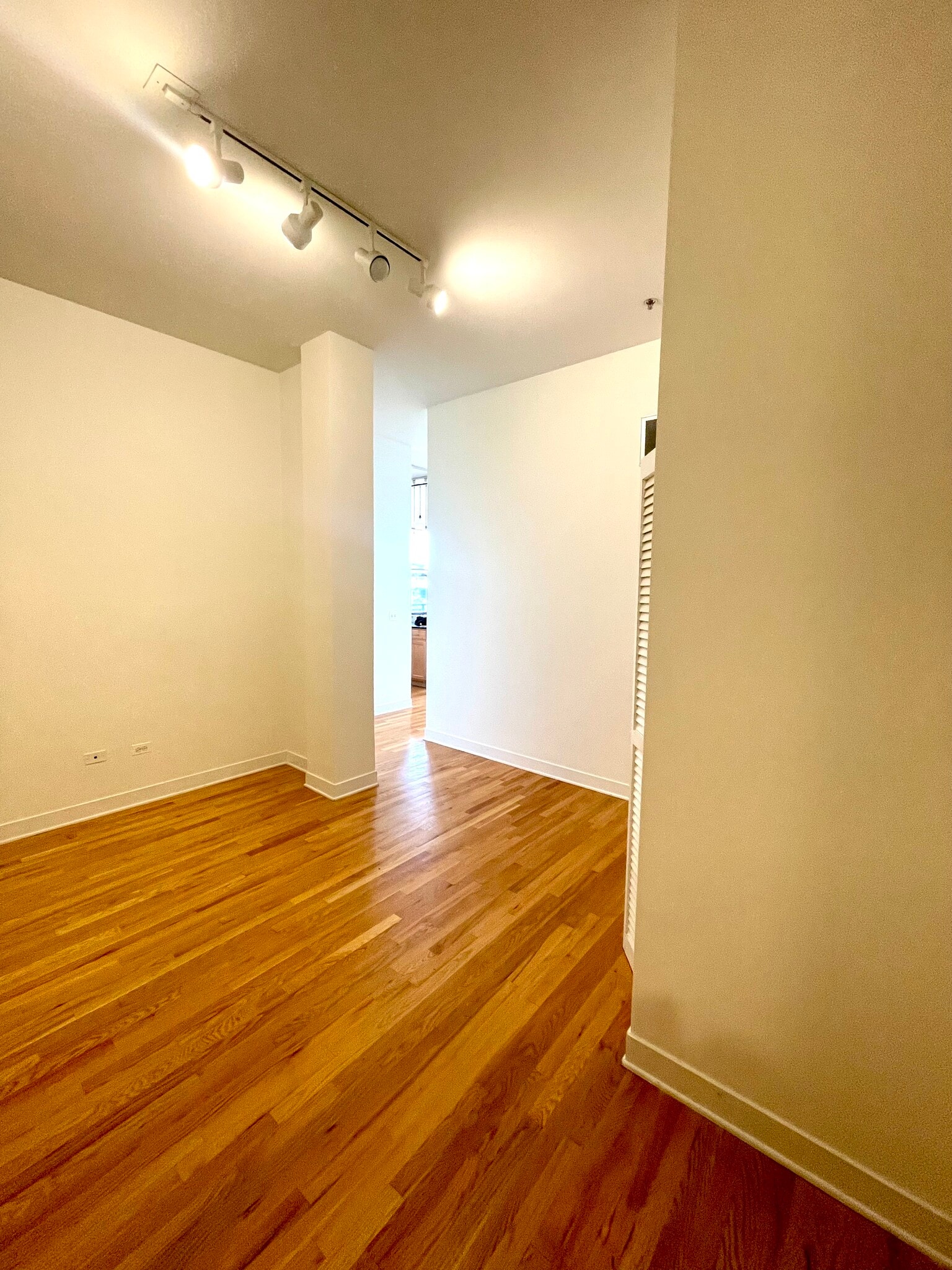 Building Photo - 2 S Leavitt St