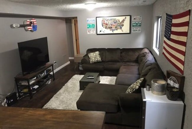 Building Photo - Huge room in a large shared home, private bathroom, great neighborhood, friendly roommates!