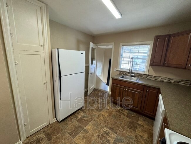 Building Photo - 1302 W Hays St
