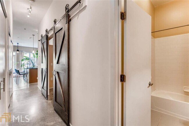 Building Photo - 560 Dutch Valley Rd NE