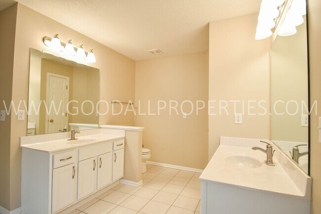 Building Photo - 4 Bedroom 2.5 Bathroom home in Urbandale