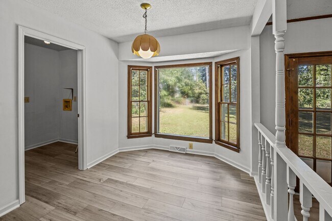 Building Photo - Charming Rental in Central Location