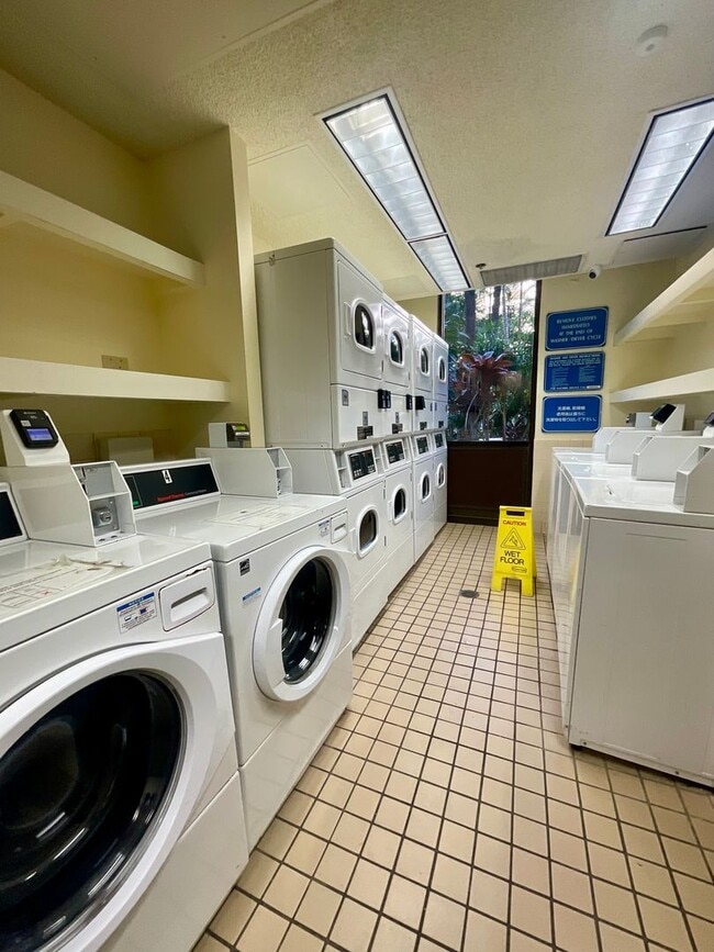 Building Photo - Charming & Convenient Studio, Great Building