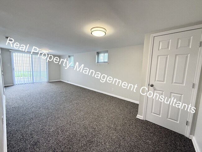 Building Photo - 3 Bedroom 2 Bath Overland Park Duplex Now Available!