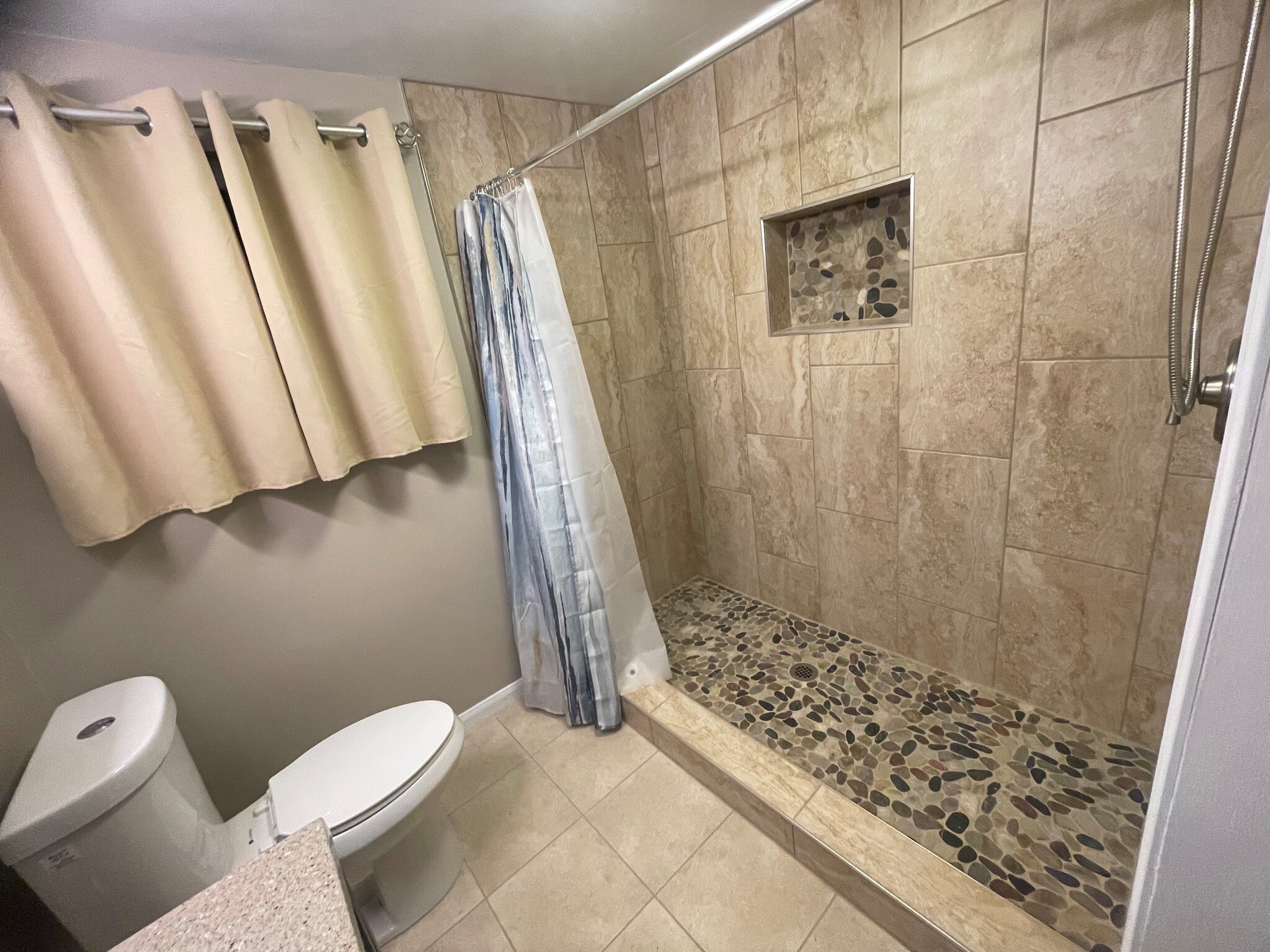 Building Photo - 1097 Club View Dr