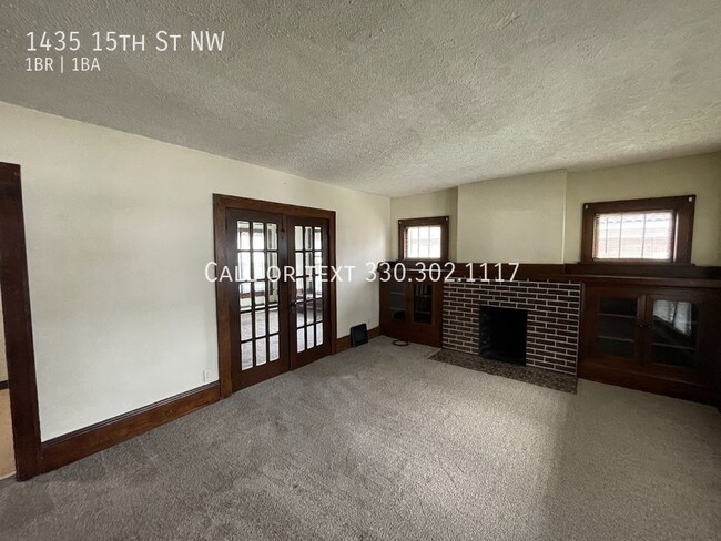 Building Photo - One bedroom one bathroom first level vinta...