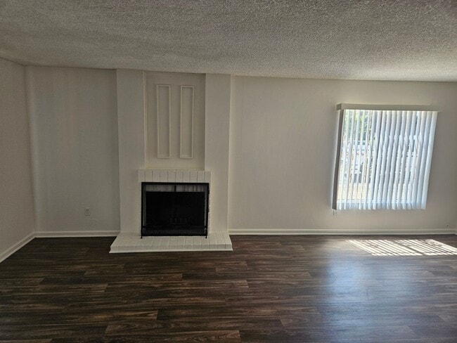 Building Photo - 4 Bedroom Home with 2 Car attached garage