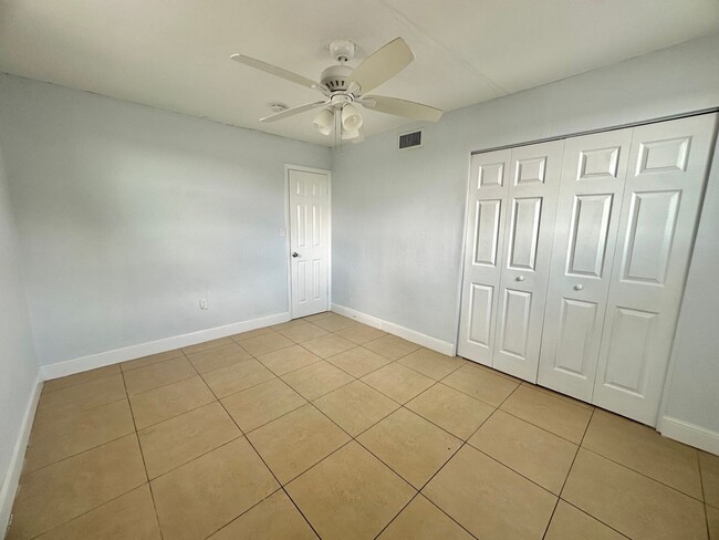 Building Photo - 2 Bed 2 Bath Apartment Near Downtown Fort Myers