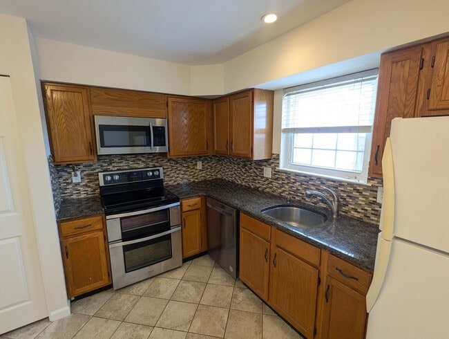 Building Photo - *END UNIT* town home in established Crestwood Neighborhood ready for you mid March!