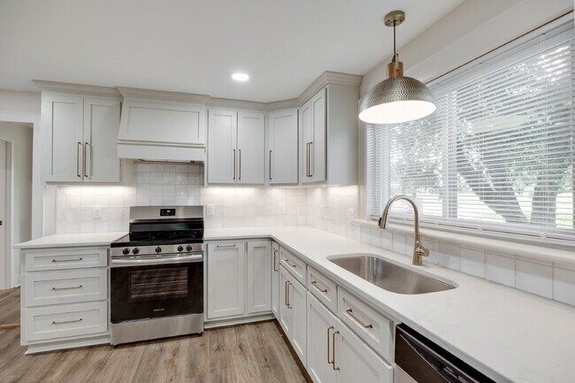 Building Photo - "Newly Renovated 3-Bedroom Retreat with 2 ...
