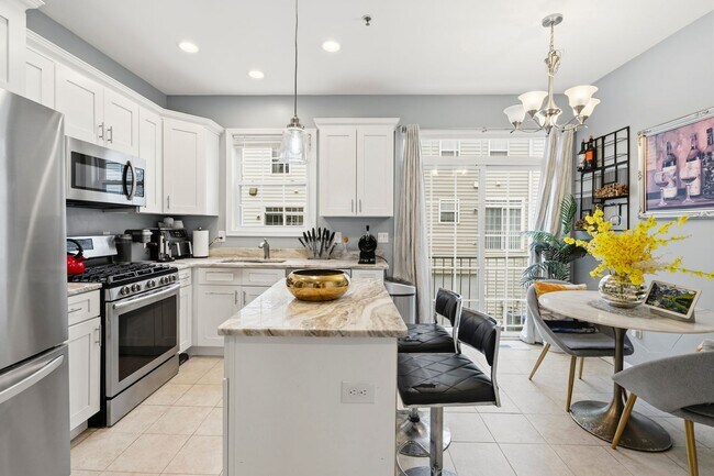 Building Photo - Spacious Updated 3BR Home with Converted Den