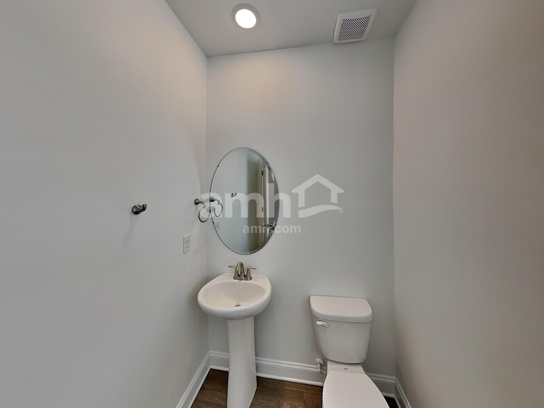 Building Photo - 5002 Twin River Dr