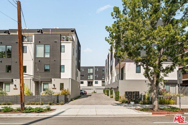 Building Photo - 3419 1/2 Fletcher Dr