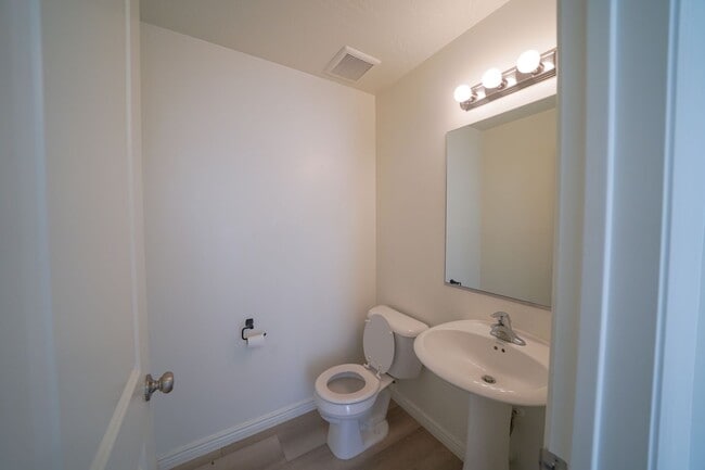 Building Photo - Spacious Townhome for Rent – Prime Location!