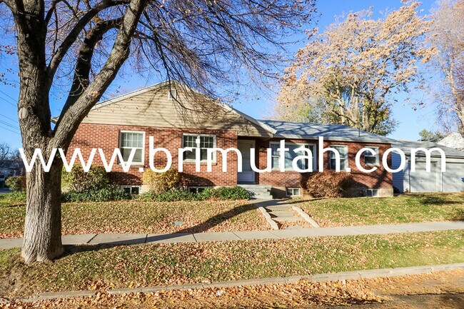 Building Photo - 1105 Laird Ave S