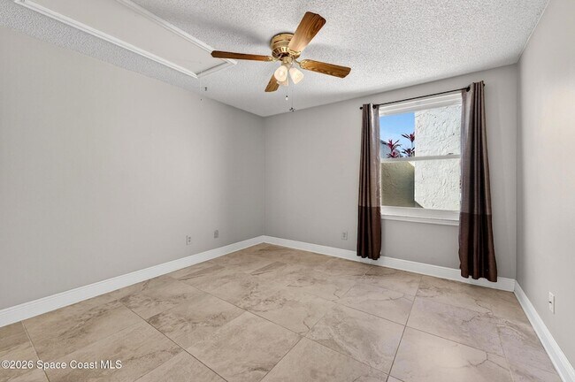 Building Photo - 737 Green Valley Ln