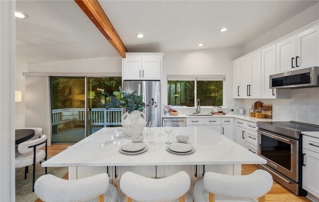 Building Photo - 201 165th Ave NE