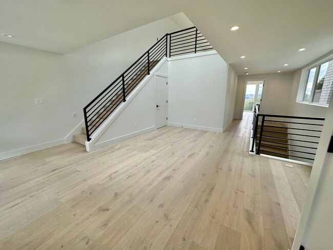 Building Photo - Stunning Queen Anne Home - Incredible Views! Available 10/1/2026!