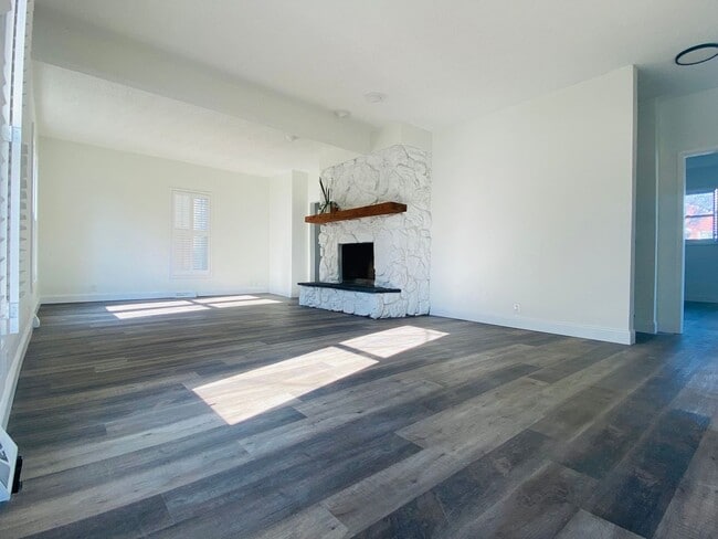 Building Photo - New Remodeled Downtown Home w/ detached carriage house, fenced back yard,