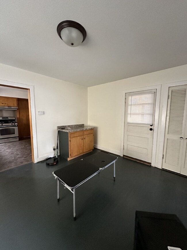 Building Photo - Exciting 4 Bed 1 Bath close to UWEC!