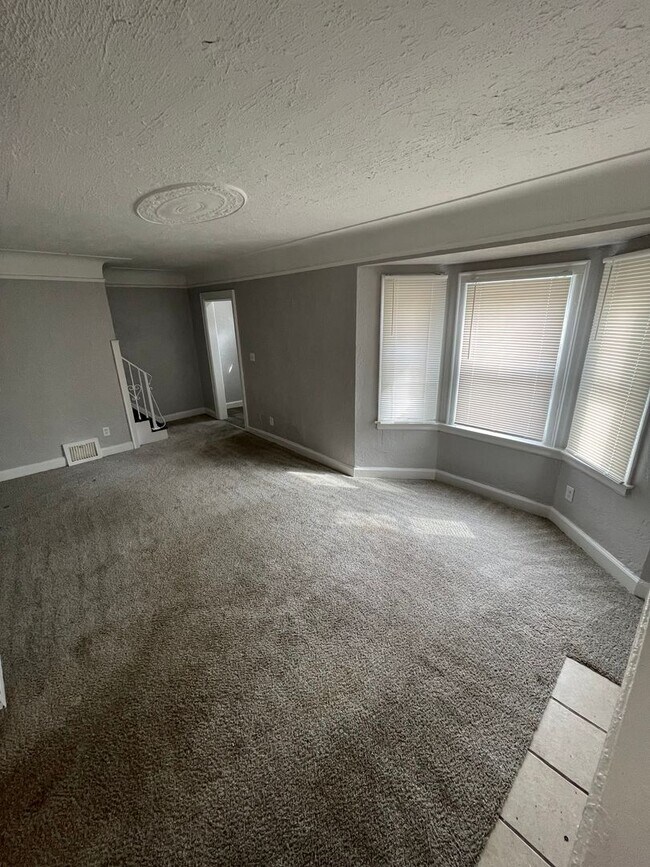 Building Photo - SECTION 8 ONLY! INSPECTION READY 3-BEDROOM...