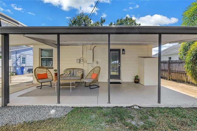 Building Photo - 2621 17th Ave N