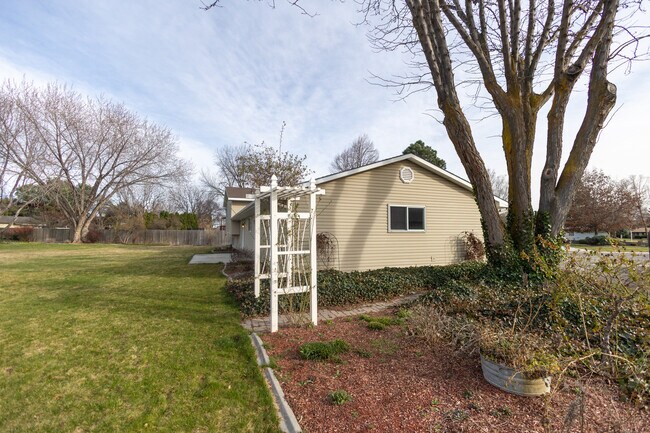 Building Photo - 1132 S Amaya Ave