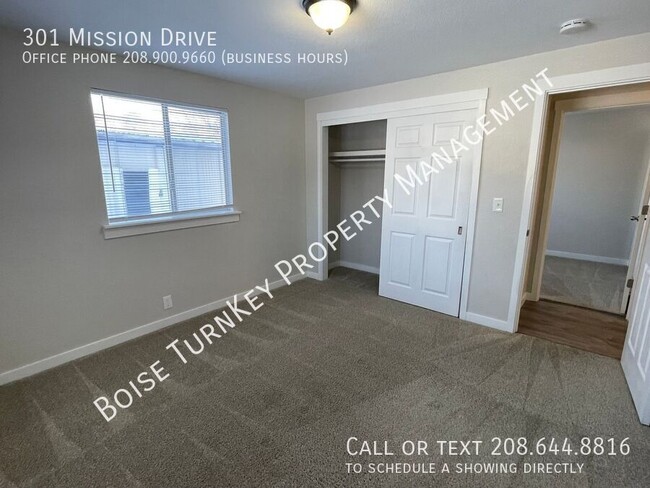 Building Photo - Amazing 3 Bedroom w/ 2 Living Spaces Centr...