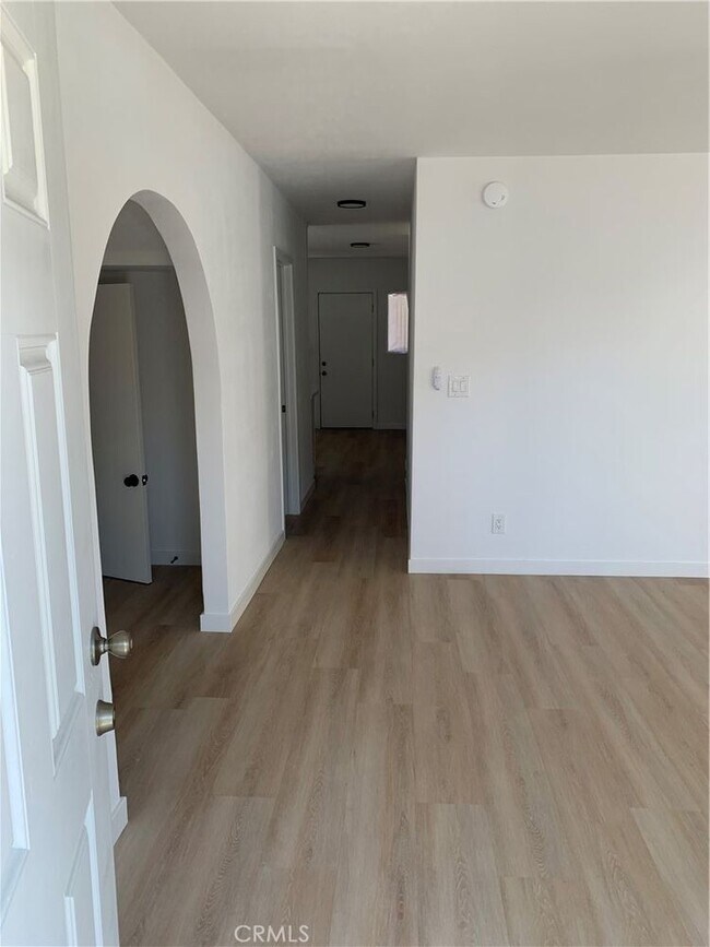 Building Photo - 1209 W 40th Pl