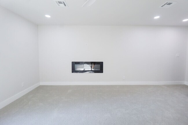 Building Photo - 4 Bed | 3 Bath on Keystone Lake!