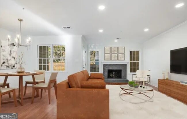 Building Photo - 591 St James Walk SE