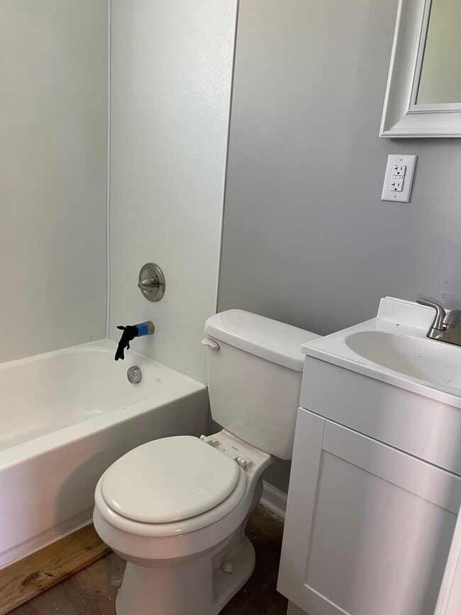 Building Photo - Renovated One Bedroom Duplex