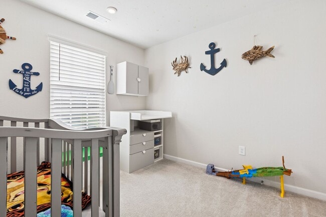 Building Photo - Chesapeake, 3 bedrooms, End Unit- Quick Mo...