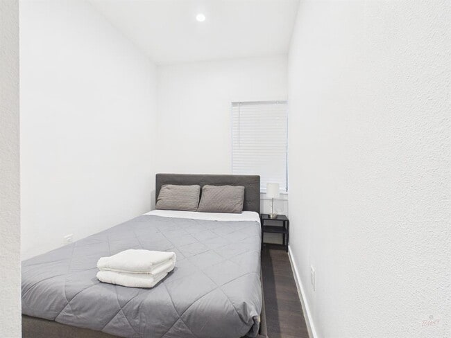 Building Photo - 1010 W 26th St