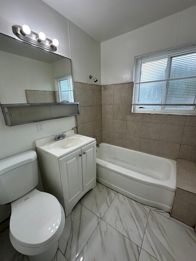 Building Photo - 707 N Villa Ave