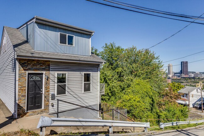 Building Photo - Available MAY 2026 - 2 Bedroom, 2 Bath Home w/ CRAZY City Views!