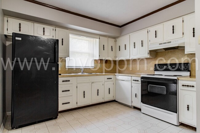 Building Photo - Beautiful 3 Bedroom / 2.5 Bath | 120th and...