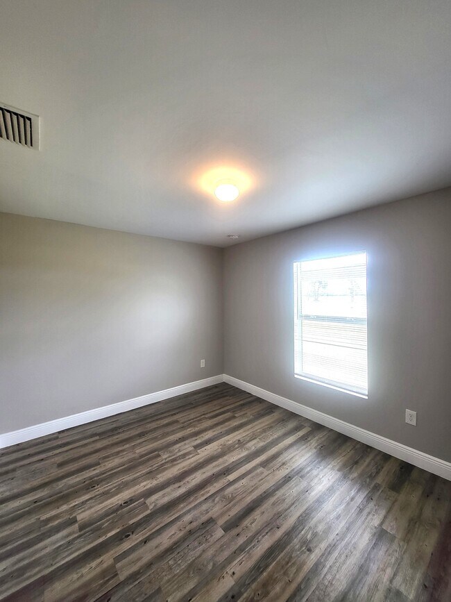 Building Photo - 5012 Dolphin Ct