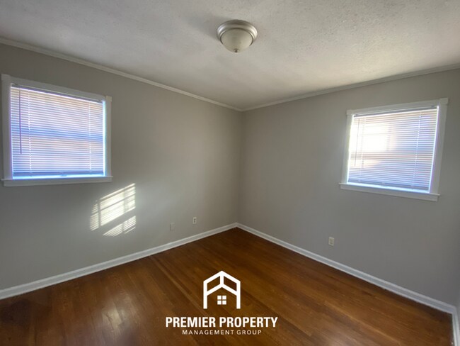 Building Photo - Spacious 4BR/2BA Memphis Home with Den, Fireplace & 2-Car Garage