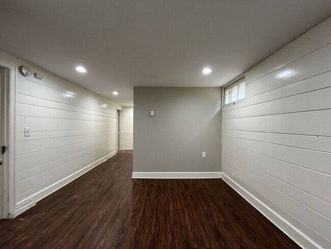 Building Photo - Stunning Rose City Park 5BD 2BA Home with Gas Fireplace Updated Finishes, Air Conditioning & Laun...