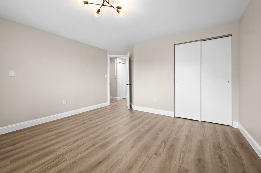 Building Photo - 10 Henderson Dr