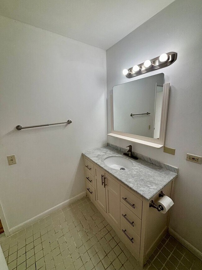 Building Photo - Unfurnished 2 bd, 1 bath 4 floor walk-up w...