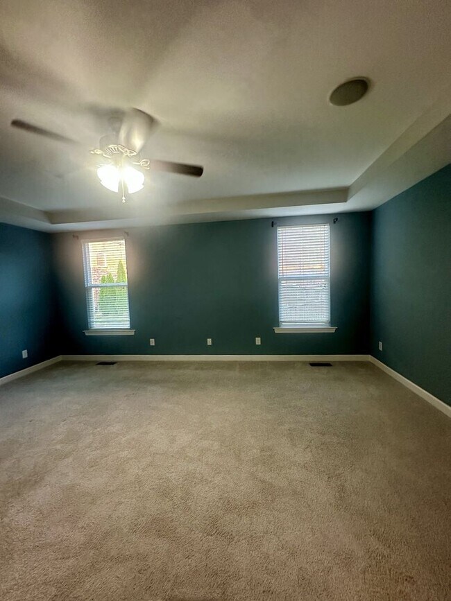 Building Photo - Lovely all brick home on corner lot in des...