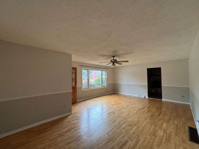 Building Photo - Spacious Home in Gaylord