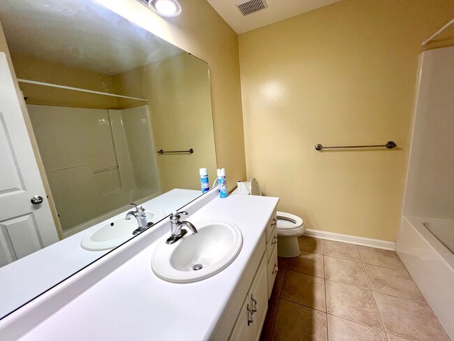 Building Photo - Beautiful Townhome - 3 bedroom 2.5 bath - Must see!