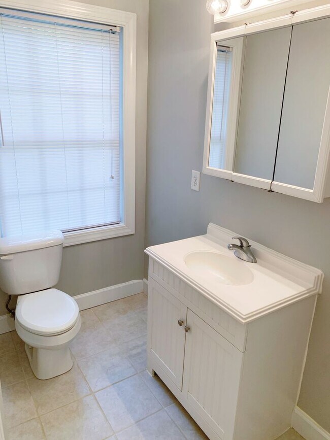 Building Photo - Fenced in 4 bedroom home for 4 or 3 people!