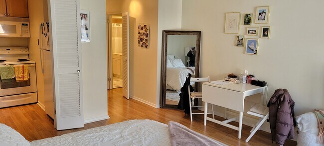 Building Photo - 21 W Goethe St