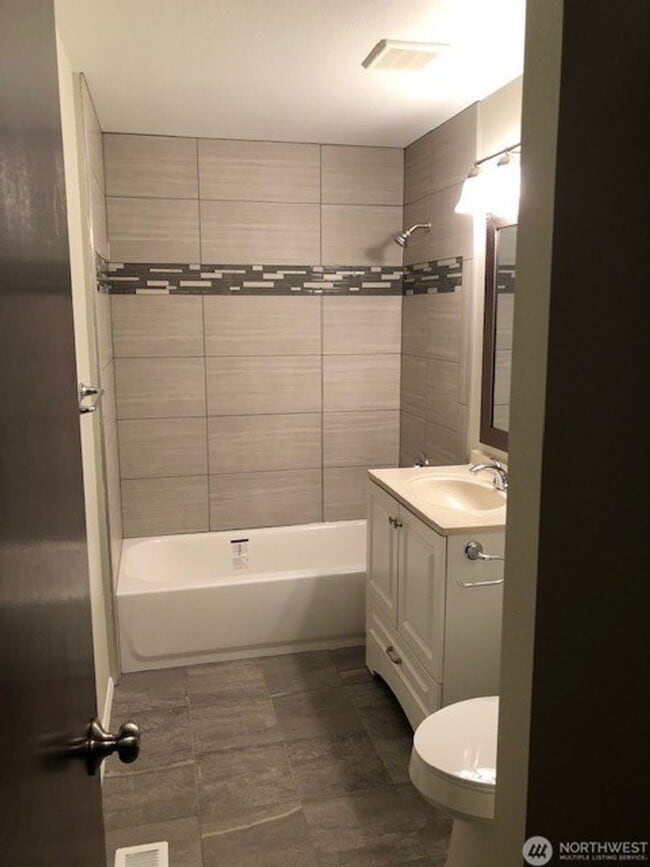 Building Photo - 4 Bedroom 1.5 Bathroom House In Bellevue Lake Hills