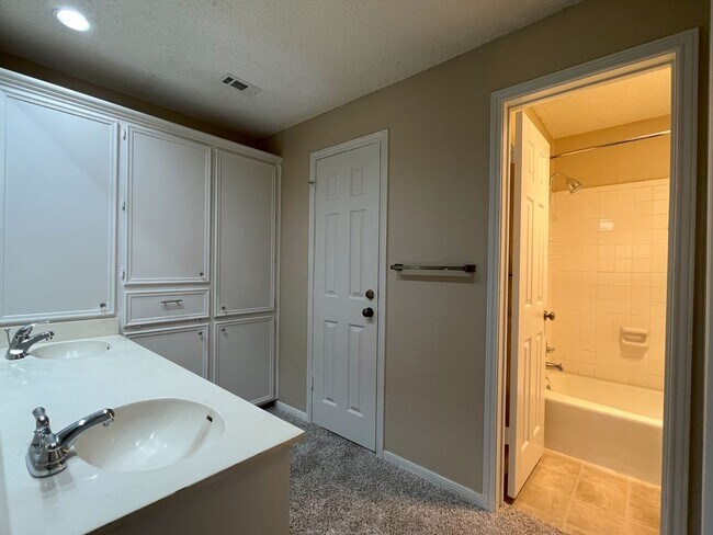 Building Photo - Wonderful 2/2 in Perfect Far West Location