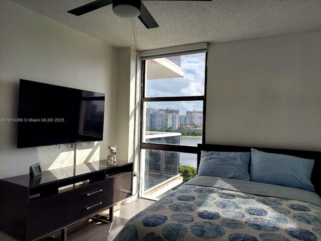 Building Photo - 3625 N Country Club Dr